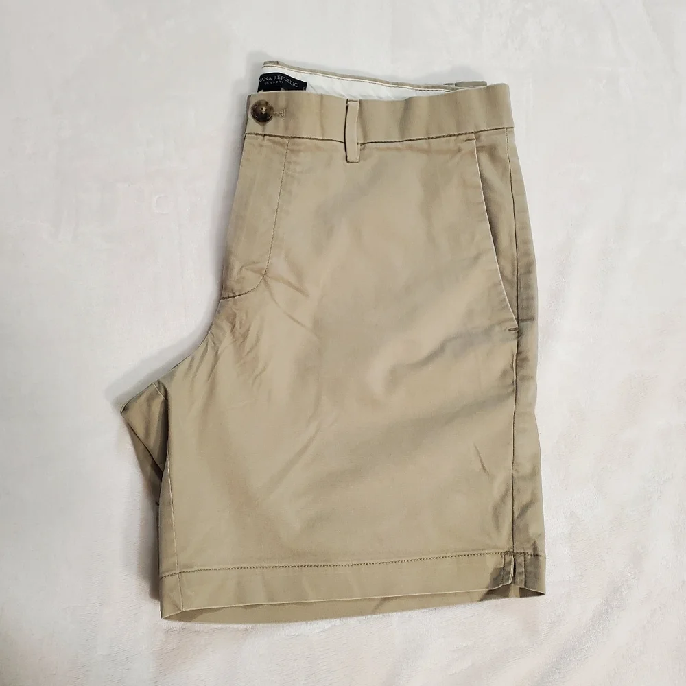 Banana Republic Mens‎ Shorts Size 33, Khaki Color.  SKU# A-68